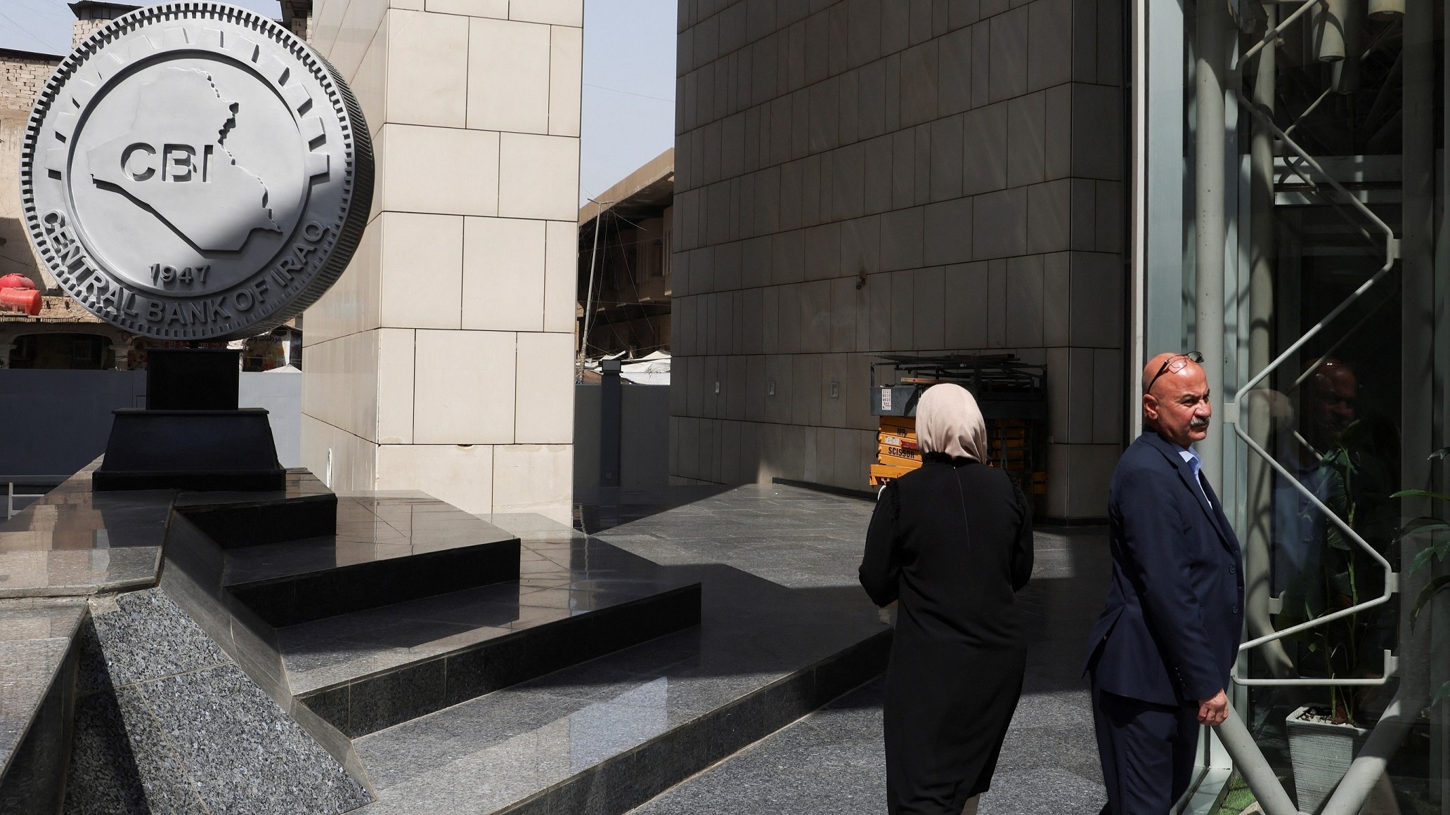 العراقيون يحتفظون بـ93% من مدخراتهم بعيداً عن المصارف 