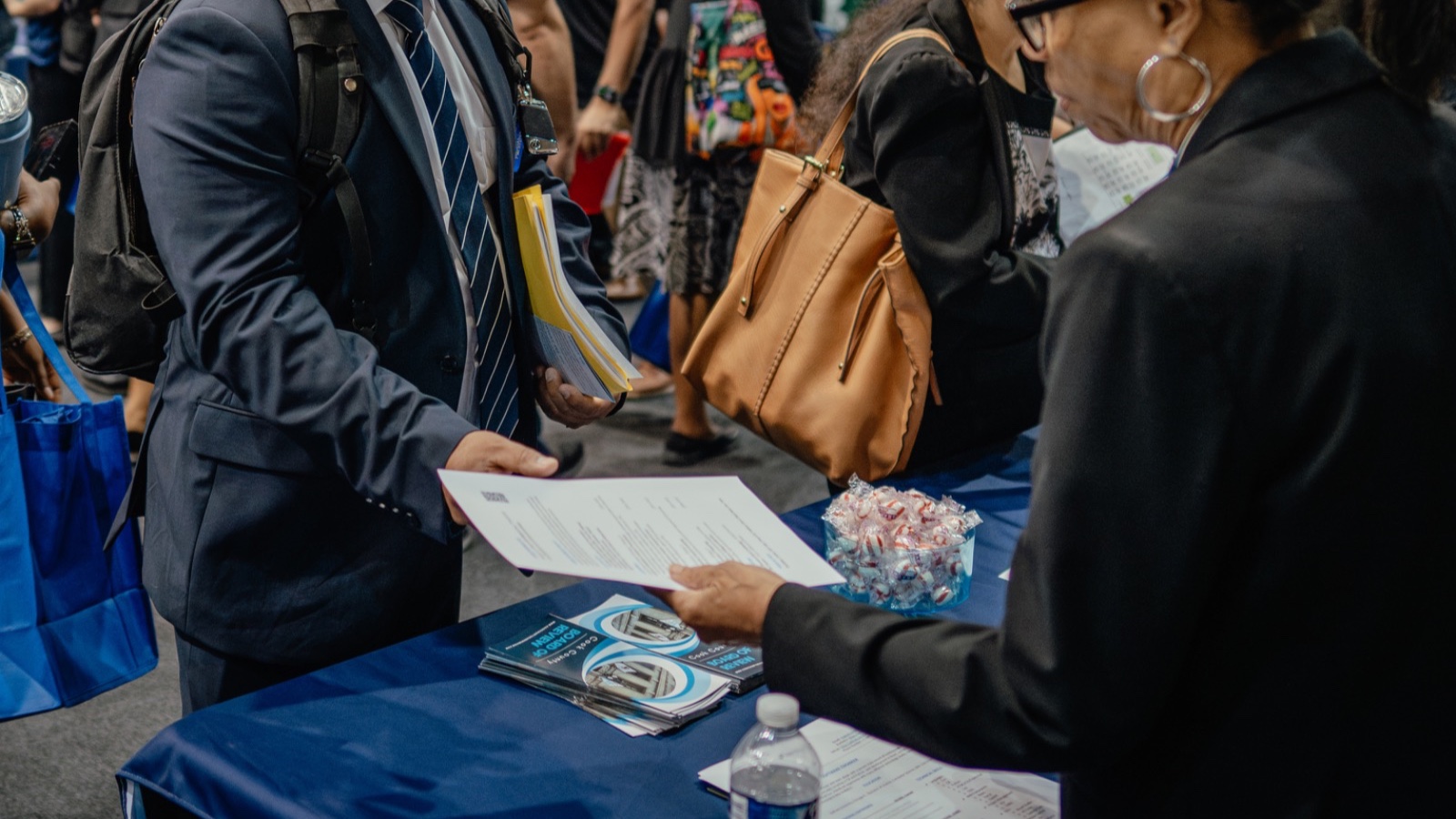 طلبات إعانة البطالة في أميركا تسجل أحد أدنى معدلات 2025 