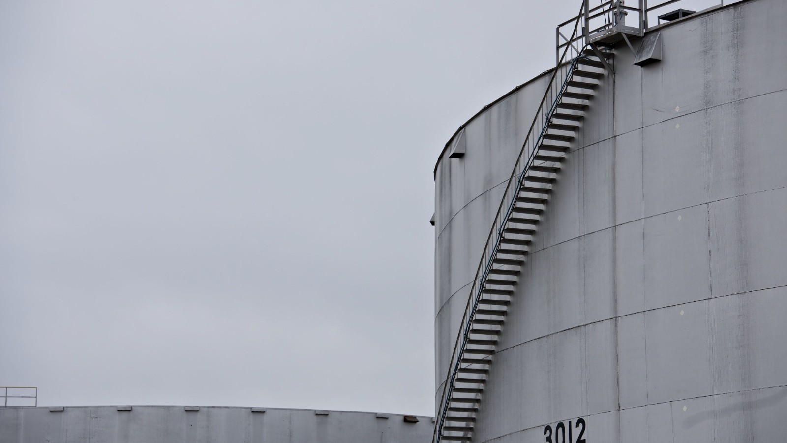 النفط يستقر قرب 67 دولاراً مع تقدم المحادثات بين واشنطن وطهران 