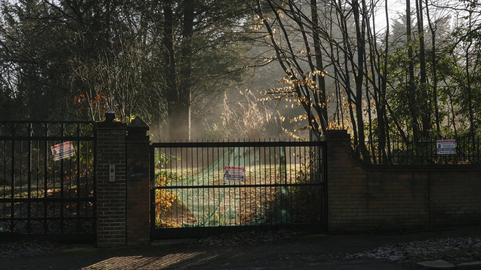 كيف بنى نجل المرشد الإيراني إمبراطورية عقارية عالمية؟ 