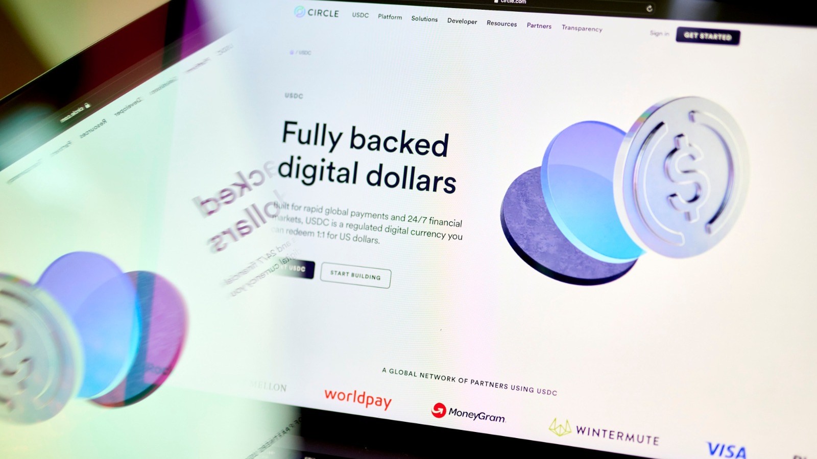 معاملات العملات المستقرة تقفز لمستوى قياسي عند 33 تريليون دولار 