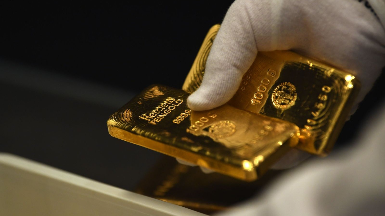 الذهب يحافظ على مكاسبه بدعم من ضعف الدولار وقفزة الين 