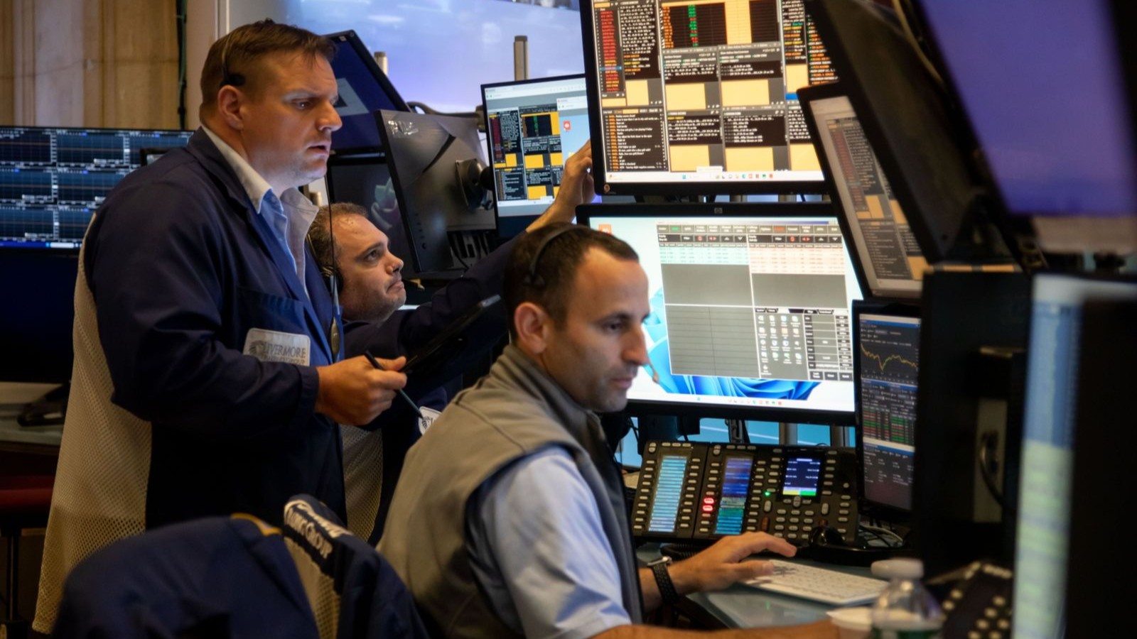 توترات إيران تربك وول ستريت وسط ترقب لبيانات أميركية رئيسية 