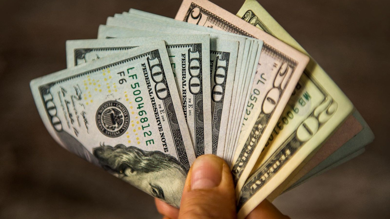 الدولار يقلص مكاسبه الأسبوعية بعد إعلان ترمب خطة رسوم عالمية 