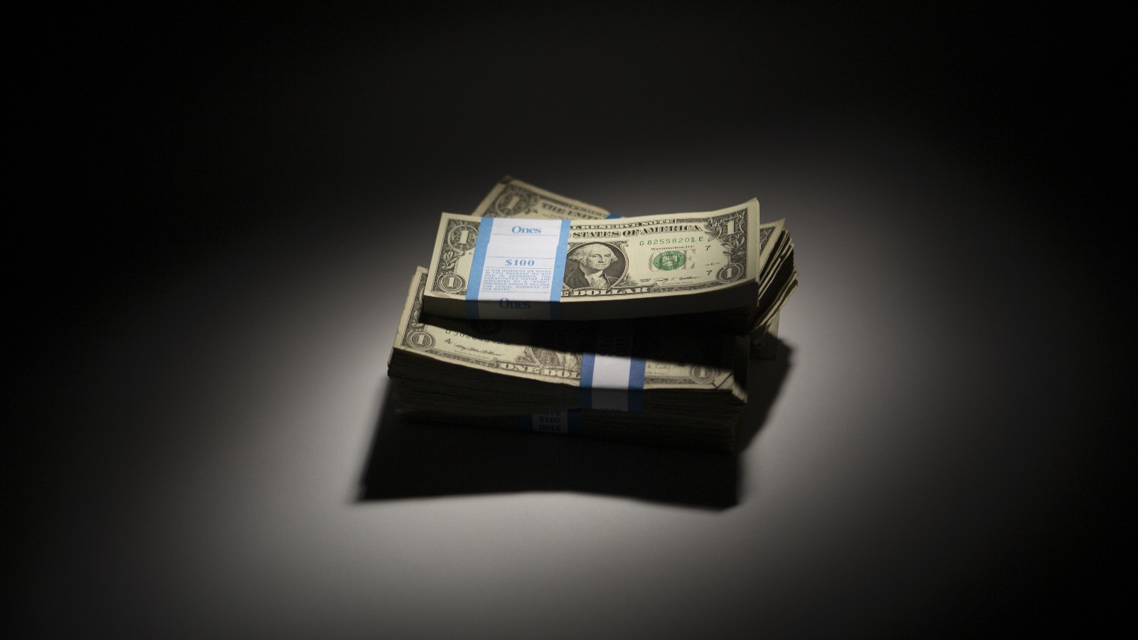 ماذا يعني ضعف الدولار الأميركي للاقتصاد؟ 