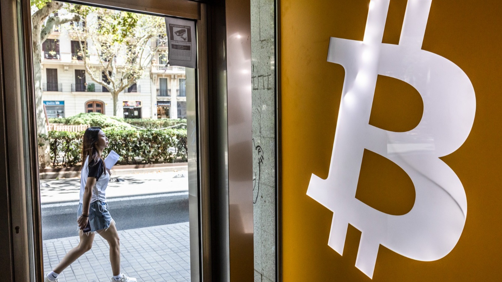 بتكوين قرب أدنى سعر في 7 أسابيع مع تحول الأنظار إلى إيثريوم 
