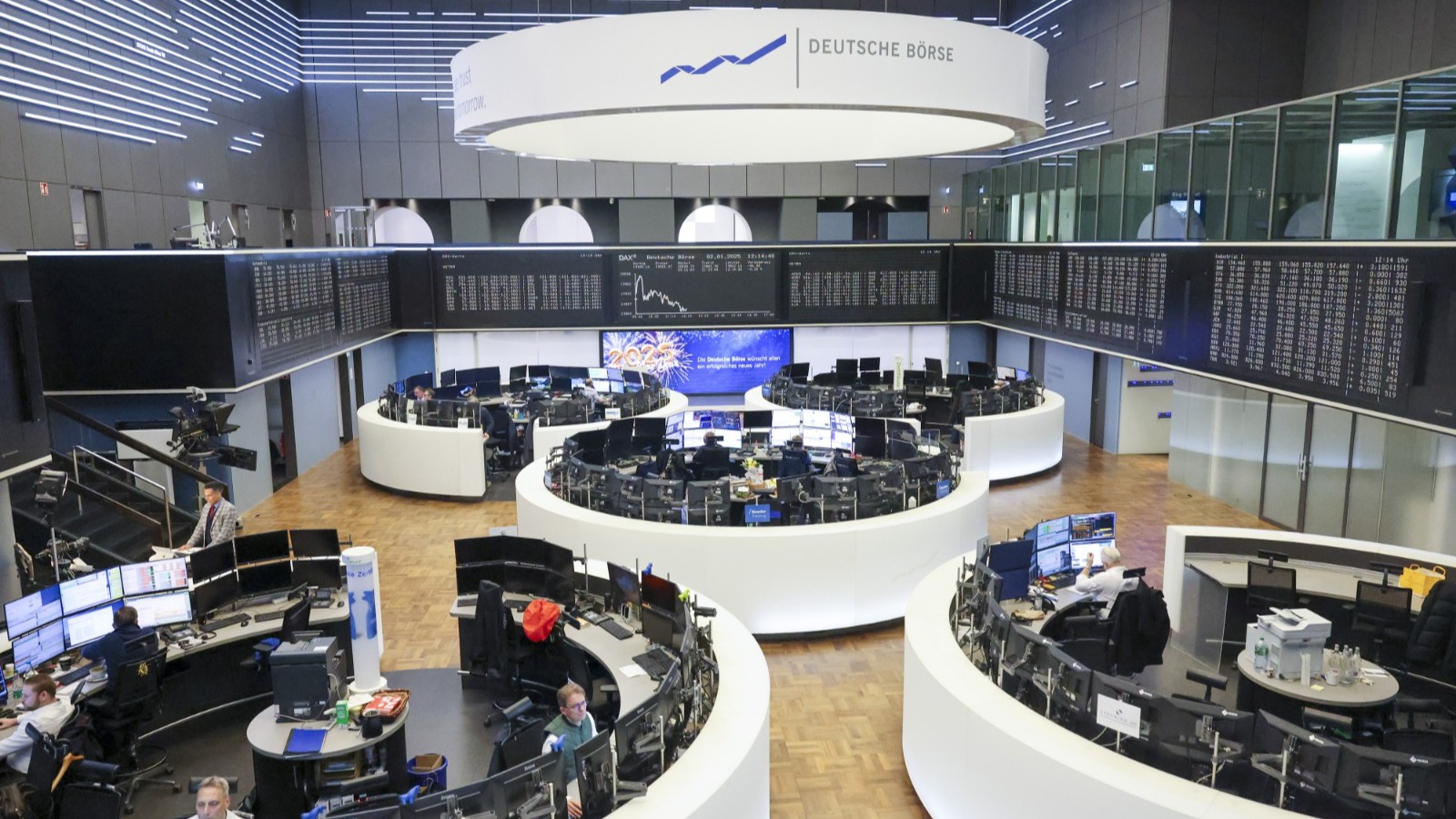 أسهم أوروبا تحوم قرب مستويات قياسية وتتجه لأفضل عام منذ 2021 