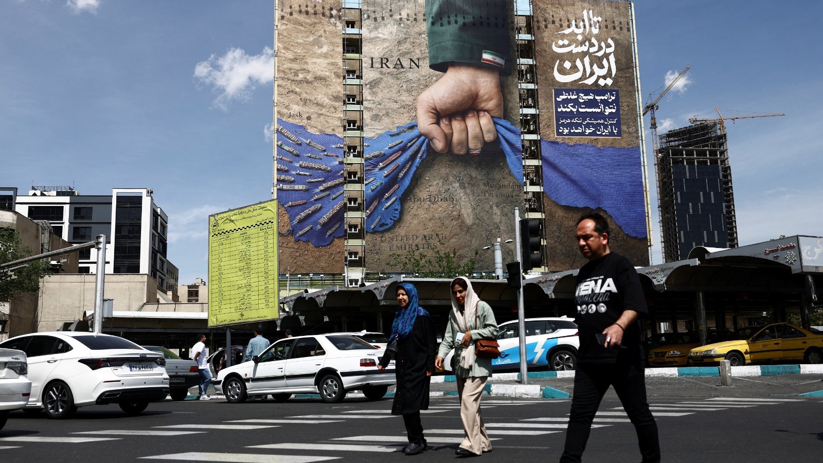 لماذا لا يحق لأي دولة فرض رسوم عبور على مضيق هرمز؟ 