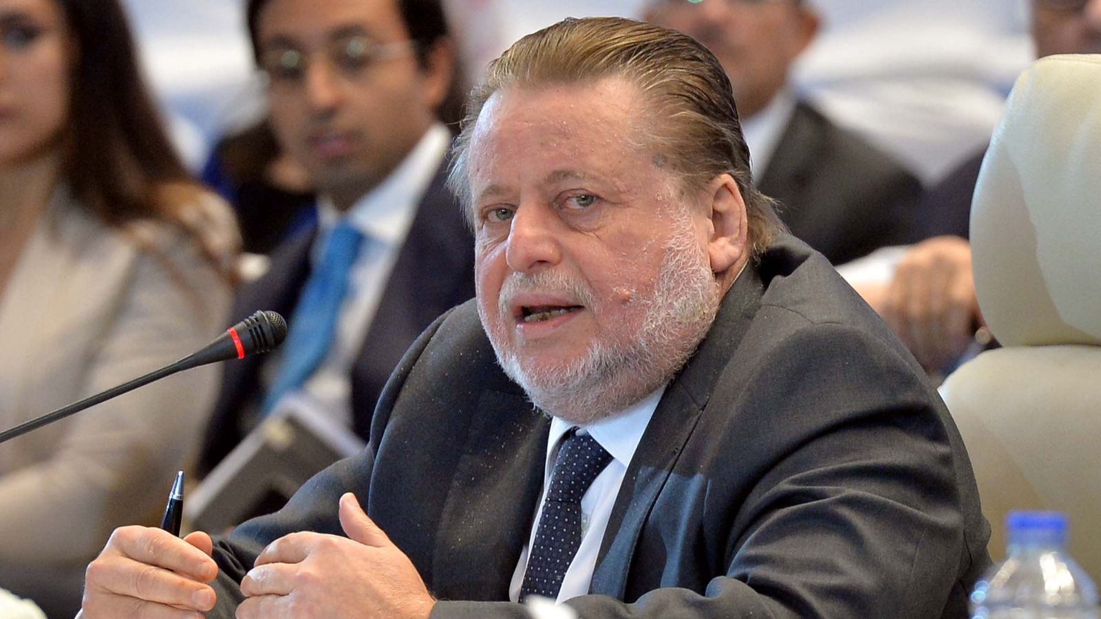 المركزي المصري يتمسك بمرونة الجنيه رغم ضغوط خروج الأموال الساخنة 