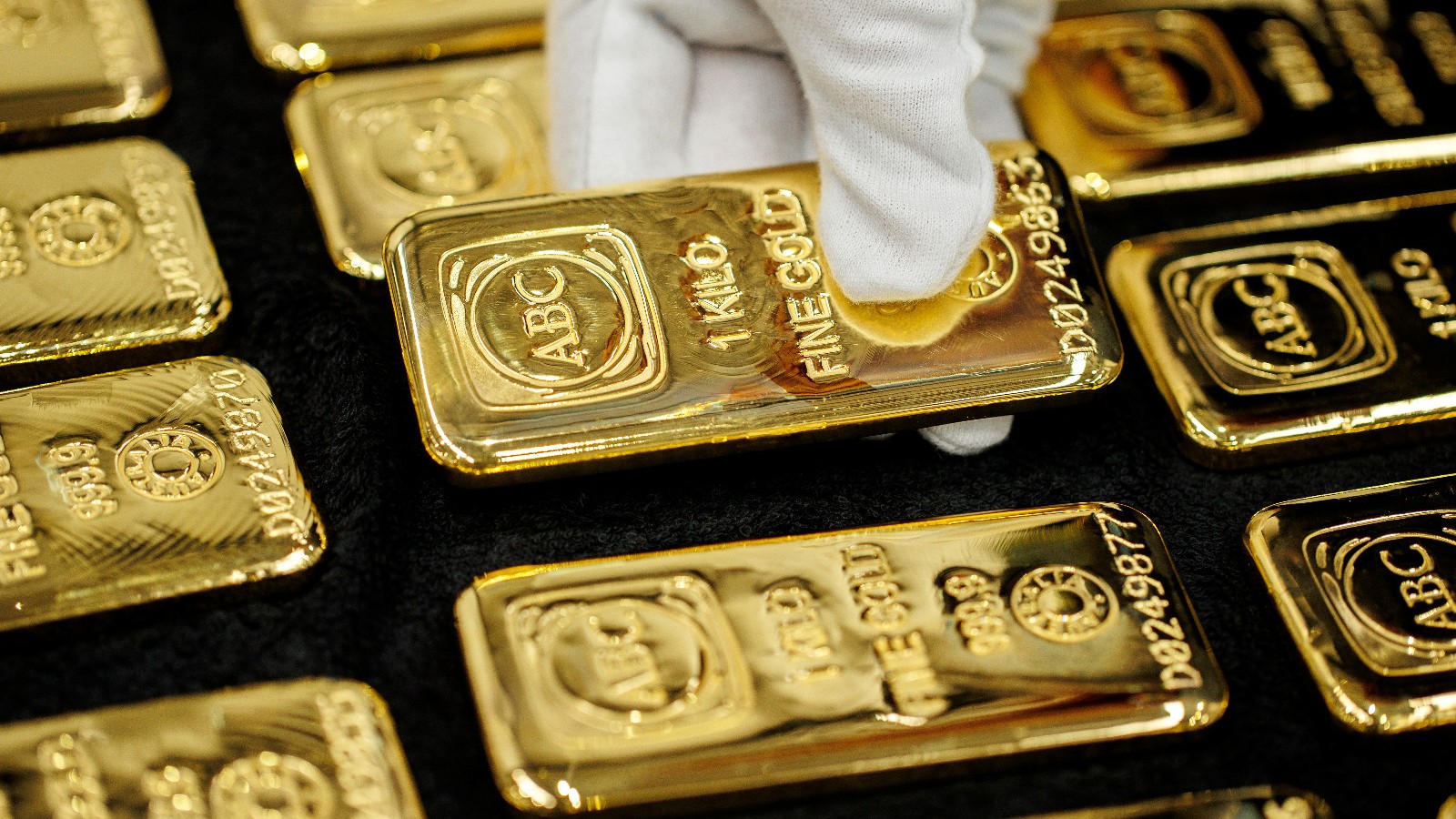 الذهب يحتفظ بمكاسبه مع تراجع العوائد ورهانات رفع الفائدة الأميركية 