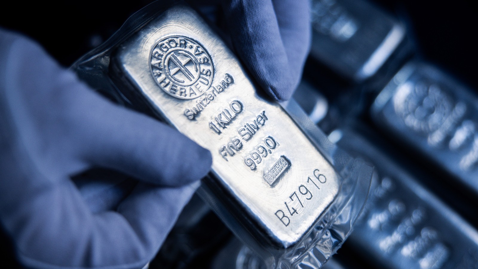 تاجر صيني جمع 3 مليارات دولار من الذهب يراهن بقوة على هبوط الفضة 