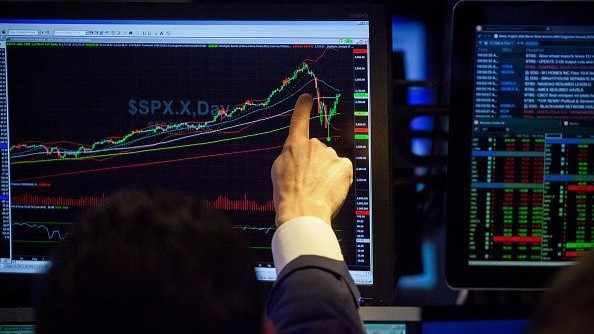 وول ستريت تستقر قرب مستويات قياسية وسط تحذيرات بشأن التقييمات 