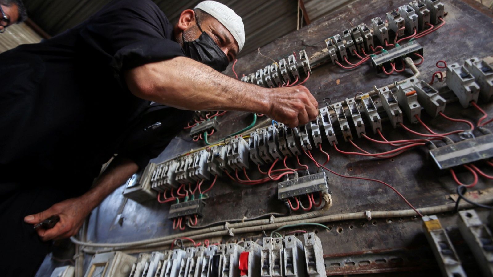 حصيلة محاضر سرقة الكهرباء في مصر تقفز بأكثر من 50% إلى 11 مليار جنيه خلال عام 