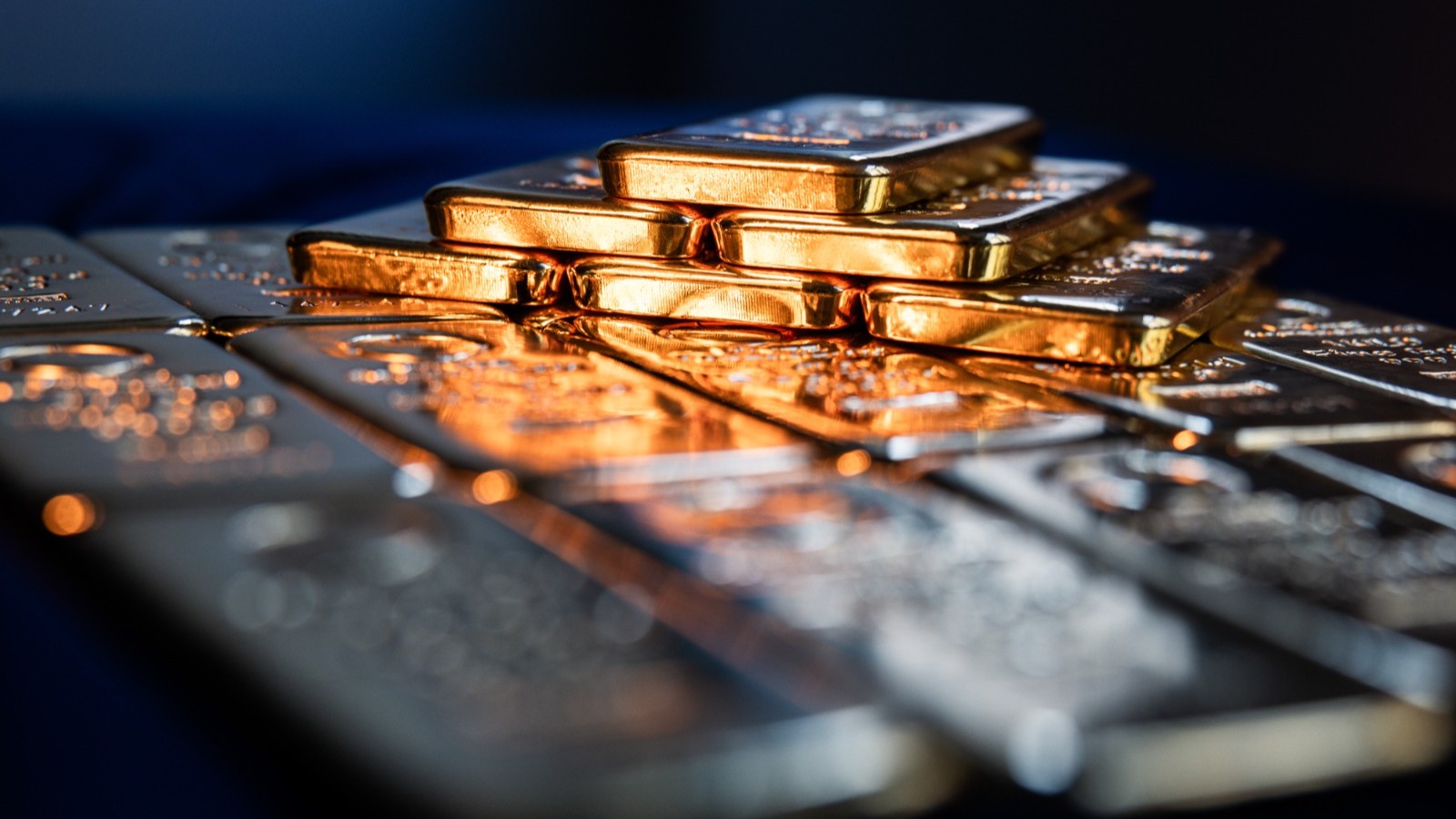 الذهب يتذبذب قرب 4500 دولار بعد أسوأ هبوط أسبوعي منذ 40 عاماً 