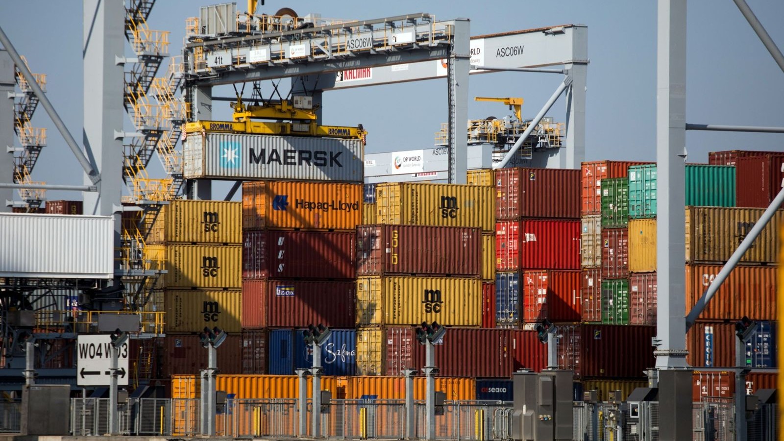 شركات الشحن العالمية تعدل جدول رحلاتها للمنطقة مع احتدام الصراع 