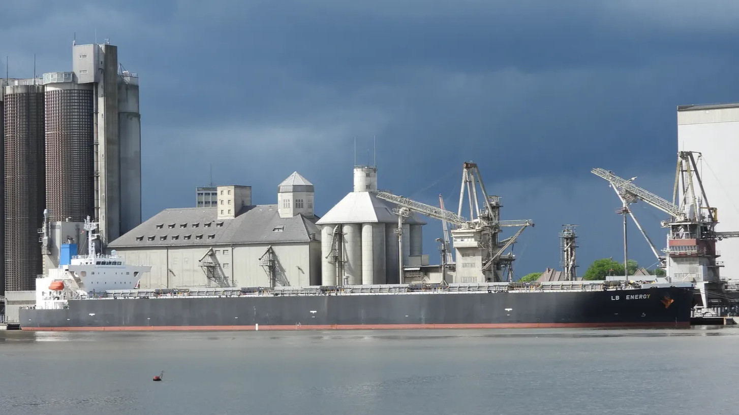 مرصد هرمز | ترمب يأمر باستهداف زوارق الألغام في المضيق وسط تعطل الملاحة 