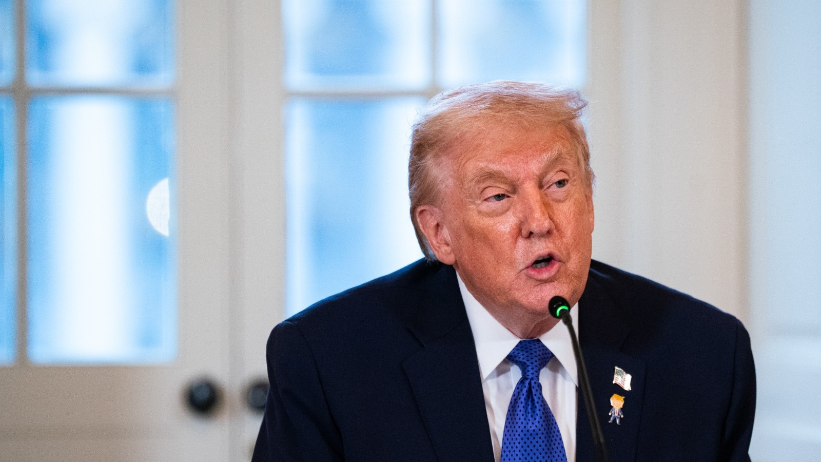 ترمب يوقع أمراً لتجنيب عائدات نفط فنزويلا المودَعة في أميركا المطالبات 