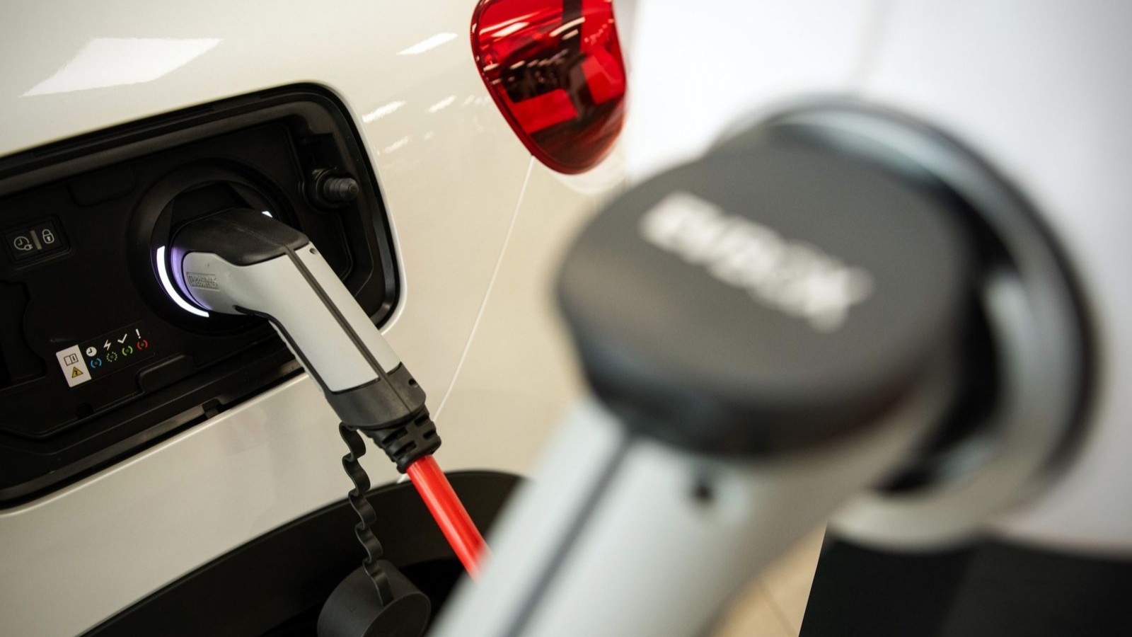 هل تغطي السيارات الهجينة بطء نمو مبيعات المركبات الكهربائية؟ 