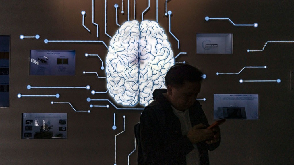 هل اقترب عصر زرع شرائح إلكترونية في الأدمغة لتعزيز الذكاء؟ 