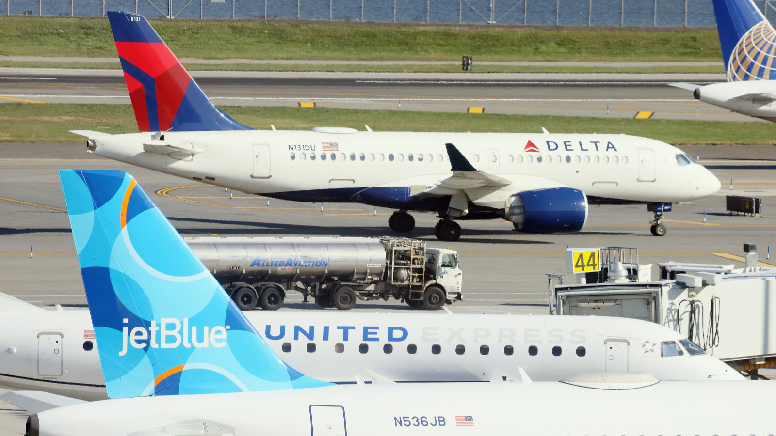 أسعار النفط تحاصر شركات الطيران من كل جانب 