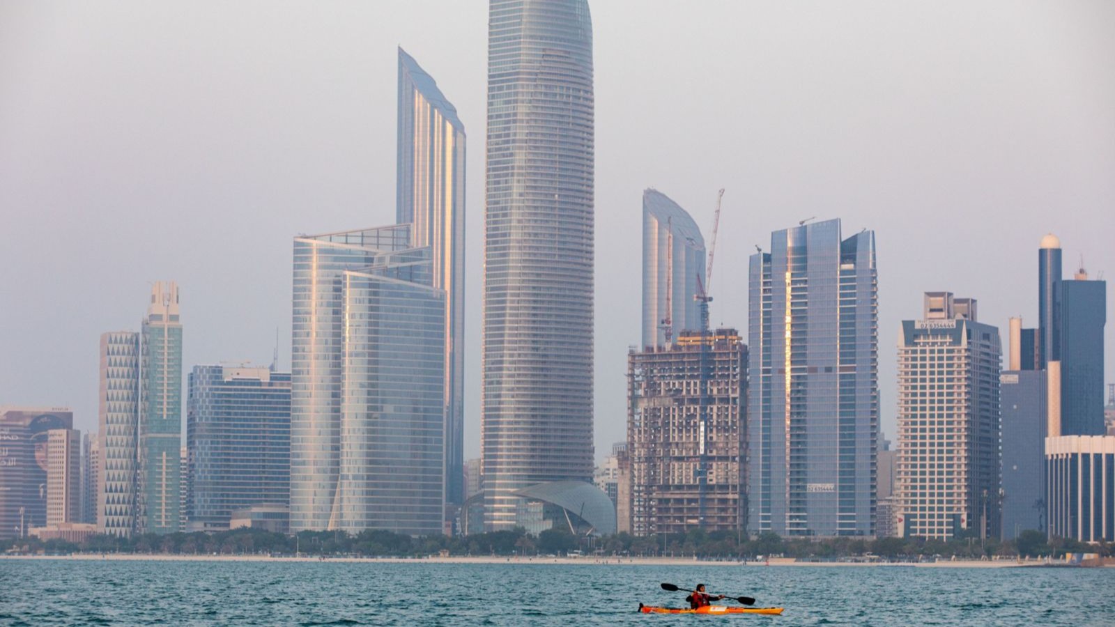 quot;G42quot; الإماراتية للذكاء الاصطناعي تجري محادثات لجمع مليارات الدولارات 