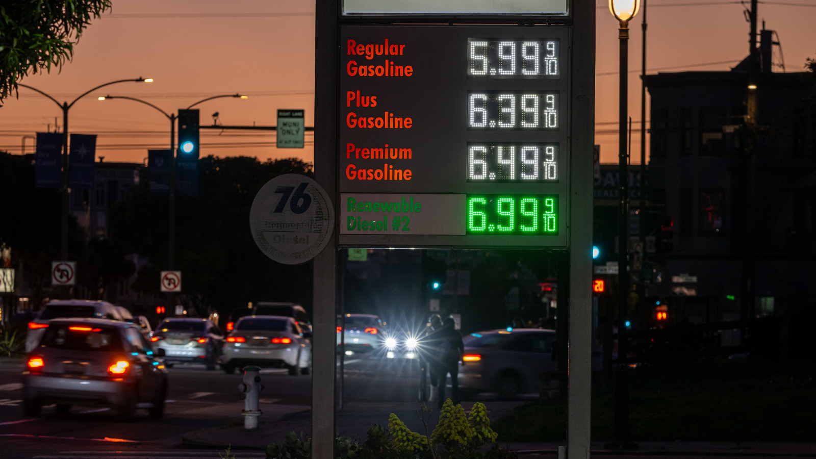 أميركا تضخ 45 مليون برميل من الاحتياطي النفطي قريباً لكبح أسعار الوقود 