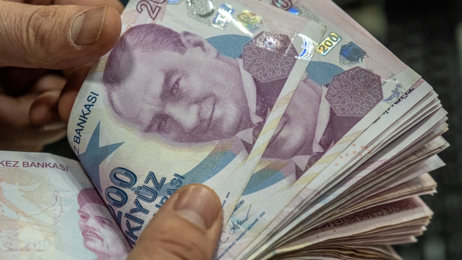 استقالة قيادية في حزب أردوغان توسّع تداعيات أزمة الصناديق 