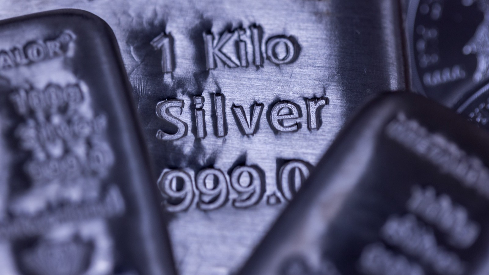 الفضة تلامس 100 دولار للأونصة لأول مرة في تاريخها 