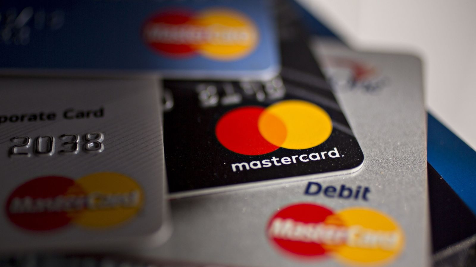 ترمب يقترح سقفاً لفوائد بطاقات الائتمان عند 10% لمدة عام 