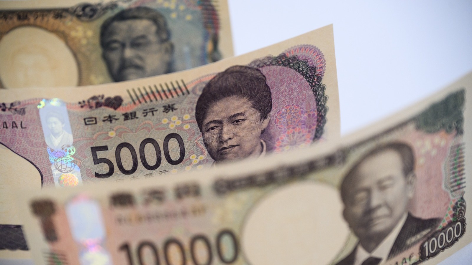 الين يهبط عقب تقرير عن نية رئيسة وزراء اليابان الدعوة لانتخابات مبكرة 