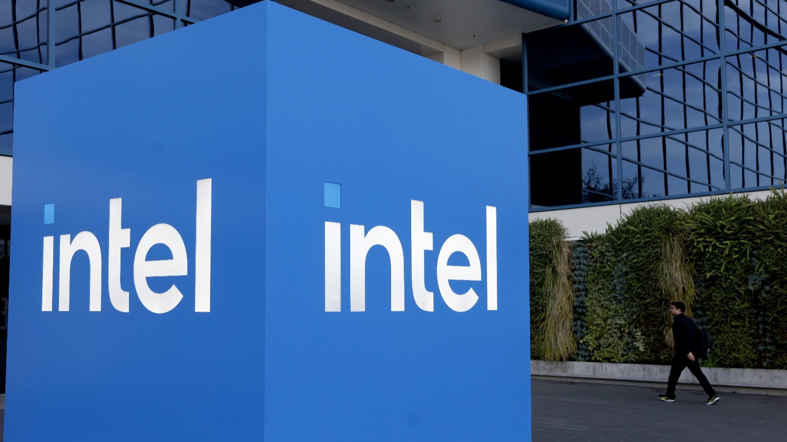 هبوط حاد لسهم quot;إنتلquot; بعد تحذيرها من مشكلات في التصنيع 