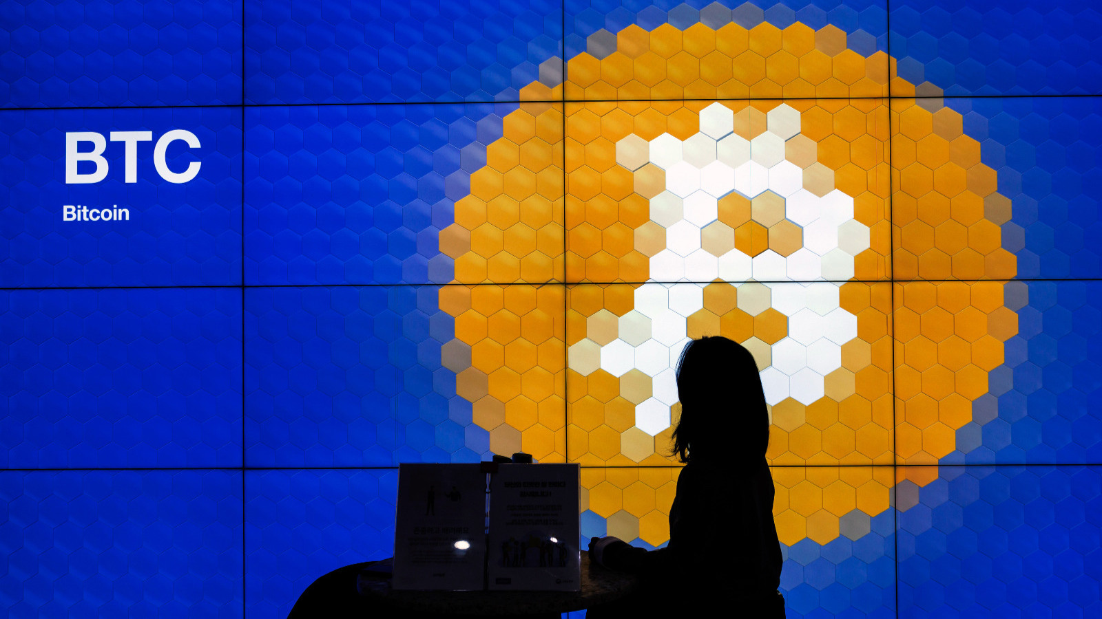 من التعدين إلى مراكز البيانات.. الذكاء الاصطناعي يقلب سوق العملات المشفرة 