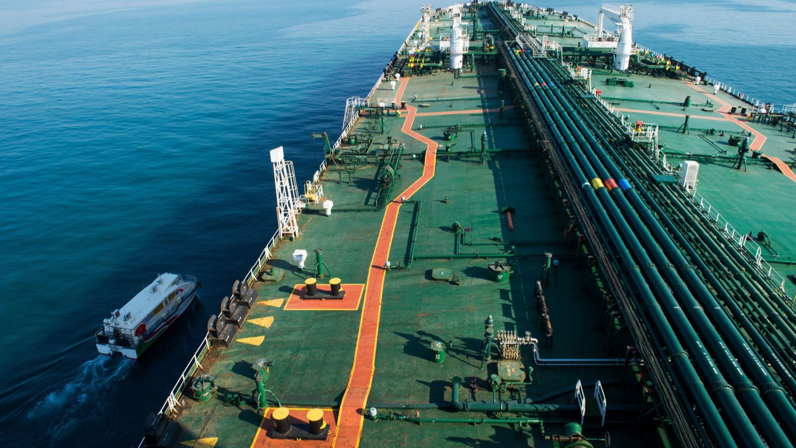 ناقلات النفط تزيد سرعتها في مضيق هرمز وسط تدريبات إيران بالذخيرة الحية 