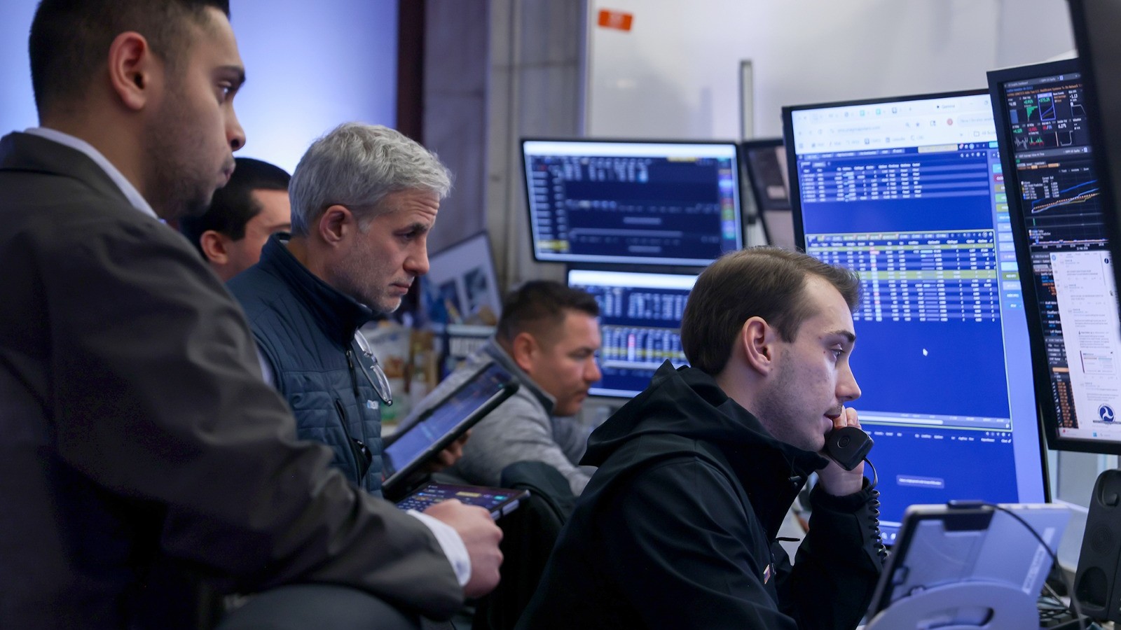 وول ستريت تتأرجح تحت وطأة القلق من آثار الذكاء الاصطناعي 