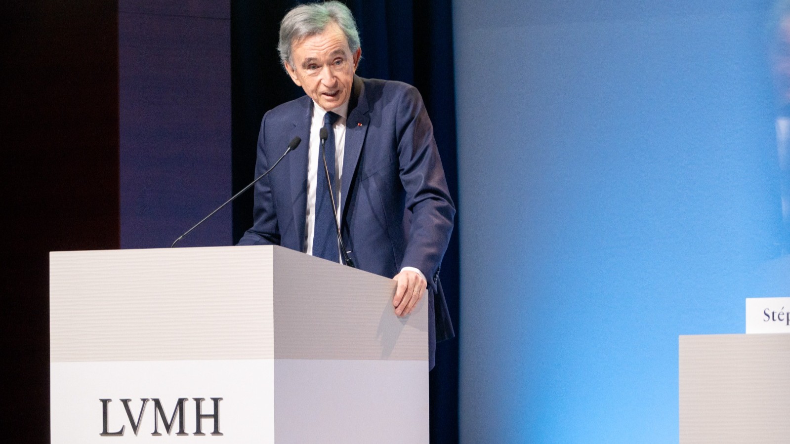 أغنى رجل في أوروبا يشدد قبضته على مجموعة quot;LVMHquot; 