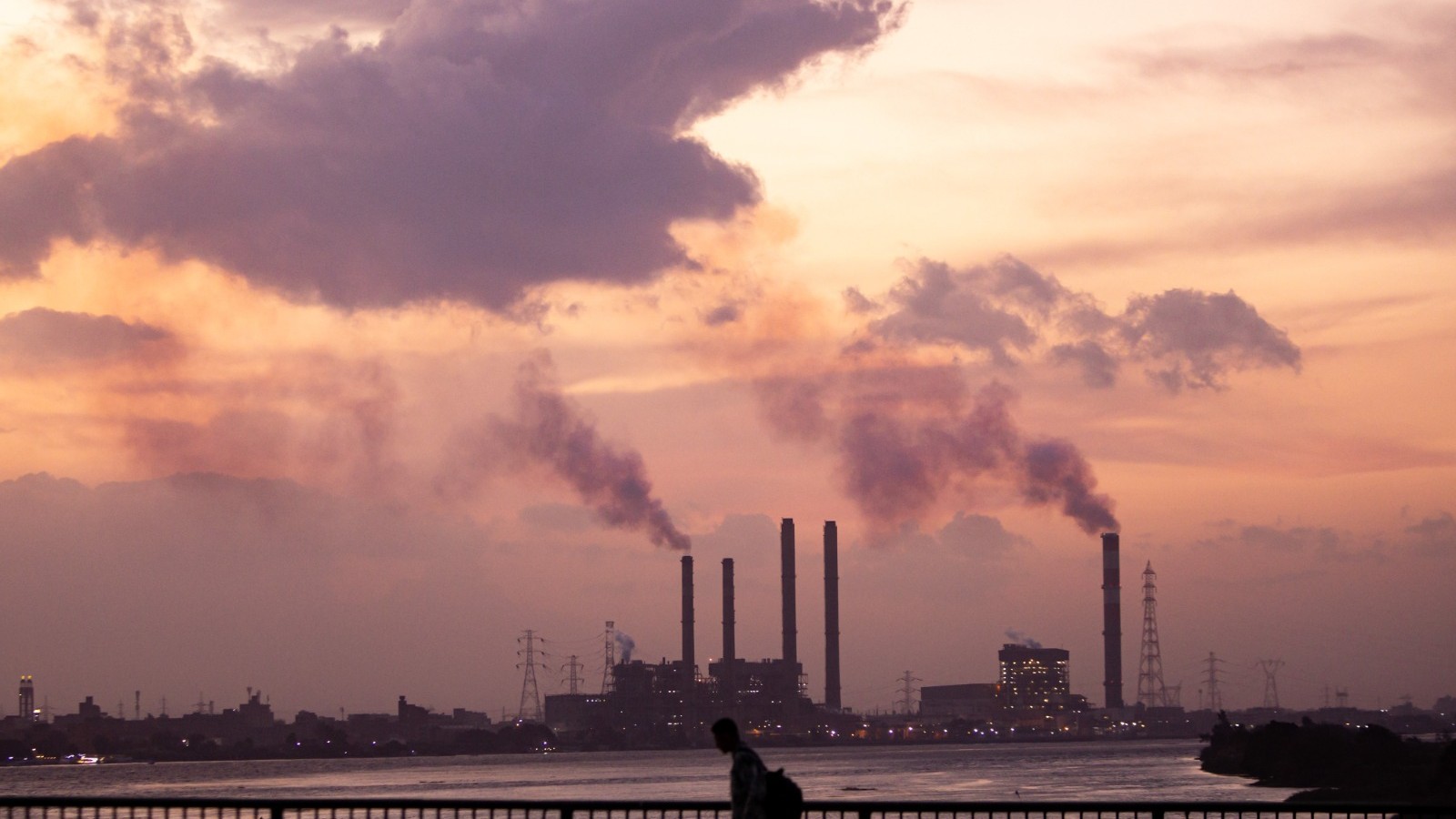 مصر تثبت أسعار الكهرباء لشرائح الاستهلاك المنخفضة وترفعها للتجاري ما بين 20 و91% 