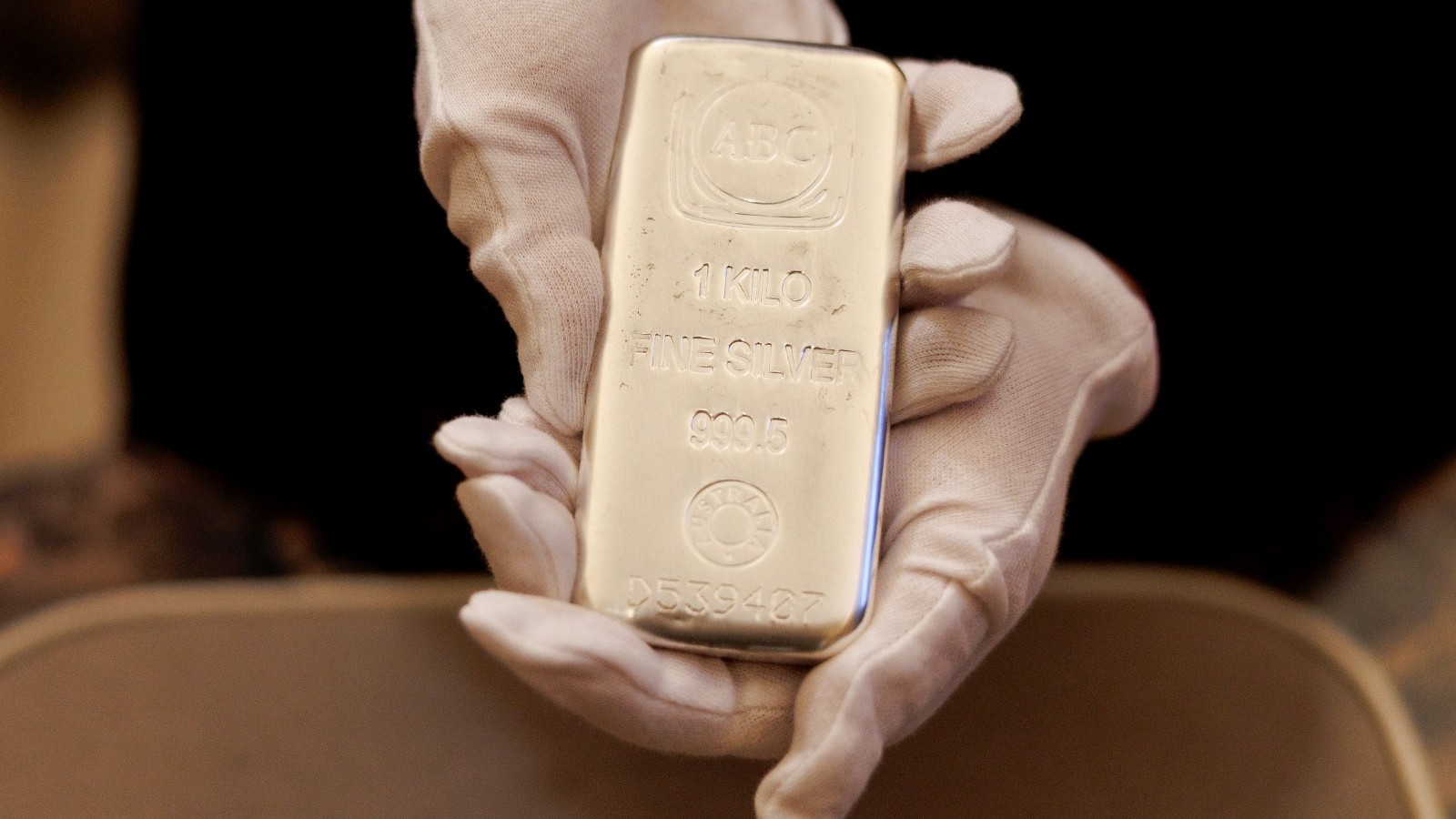 أسعار الفضة تستقر بعد أكبر انخفاض يومي في أكثر من 5 سنوات 