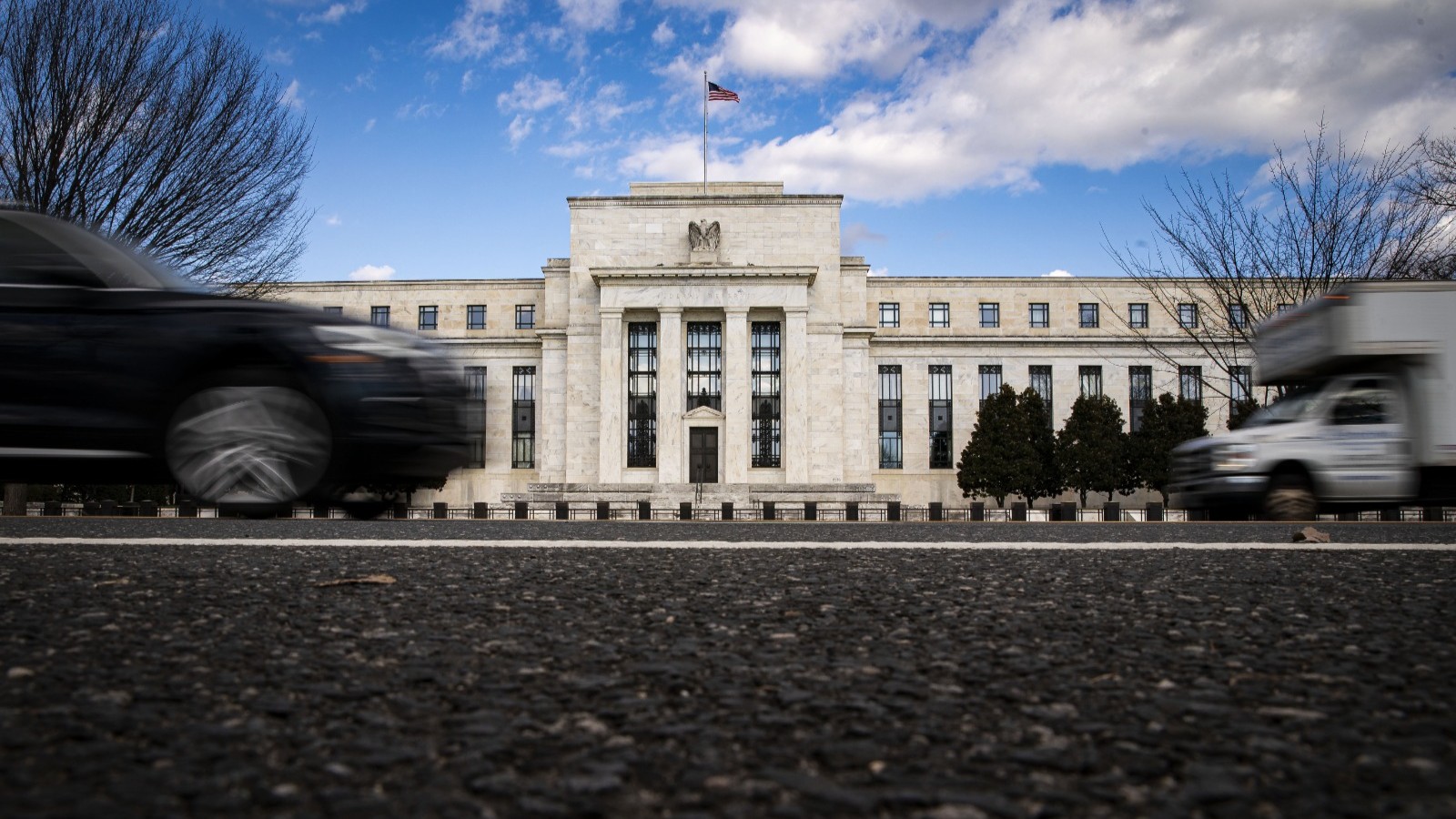 محضر الاحتياطي الفيدرالي يؤكد انقسام المسؤولين بشأن سياسة الفائدة 