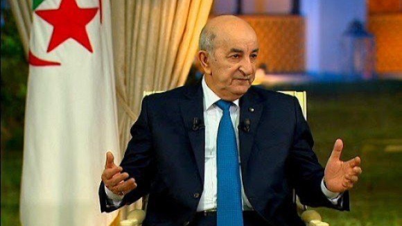 الجزائر تشكل حكومة جديدة وتستحدث وزارة للطاقة المتجددة 