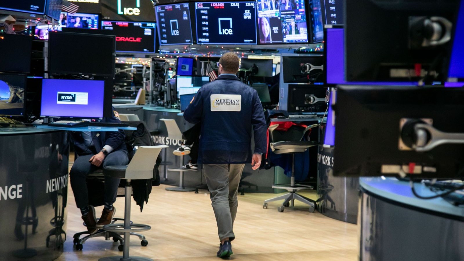 مؤشرات وول ستريت تتراجع مع تصاعد القلق من الذكاء الاصطناعي 