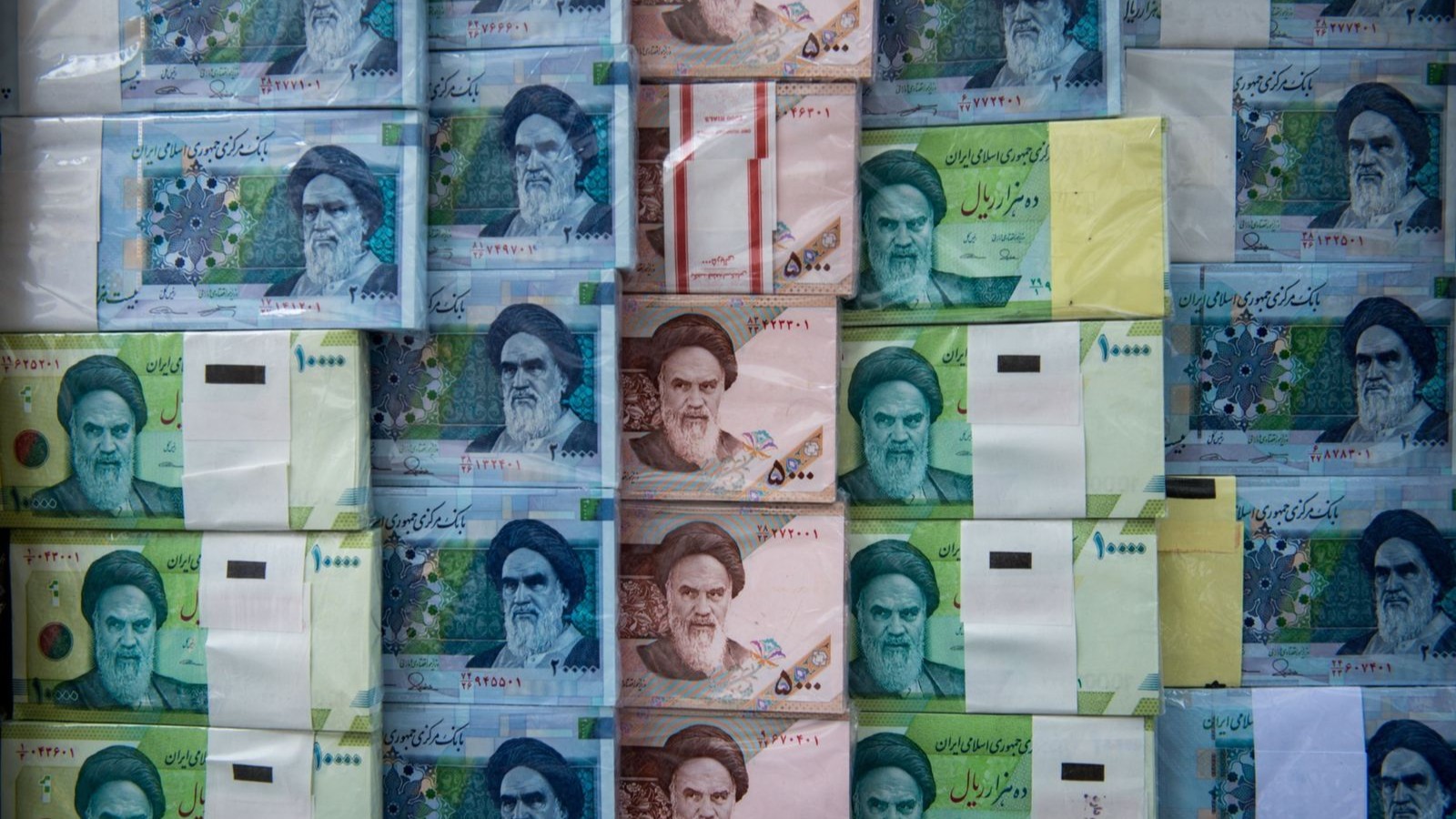 من سعر الشمام إلى البنزين.. من يرمش أولاً في سباق الصمود بين إيران وترمب 