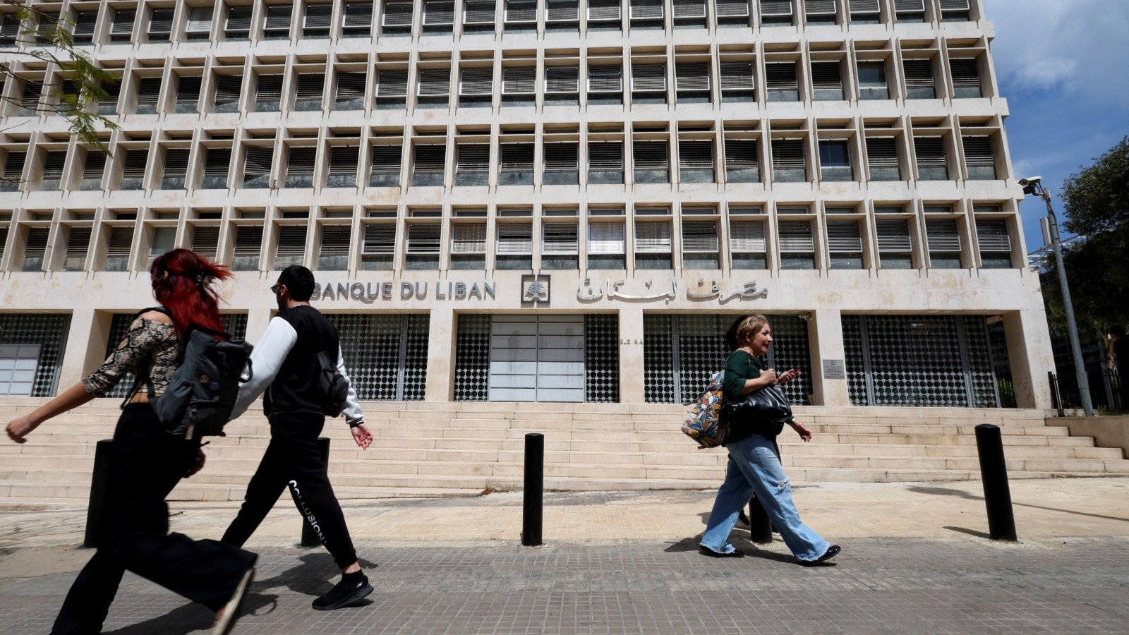 لبنان يقدم قانون الفجوة المالية ويتعهد باسترداد 85% من الودائع في أربع سنوات 