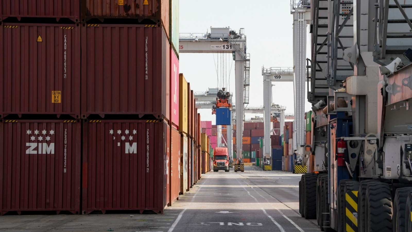 ترمب ومستوردي النفط يبحثون عن حل لفتح مضيق هرمز 