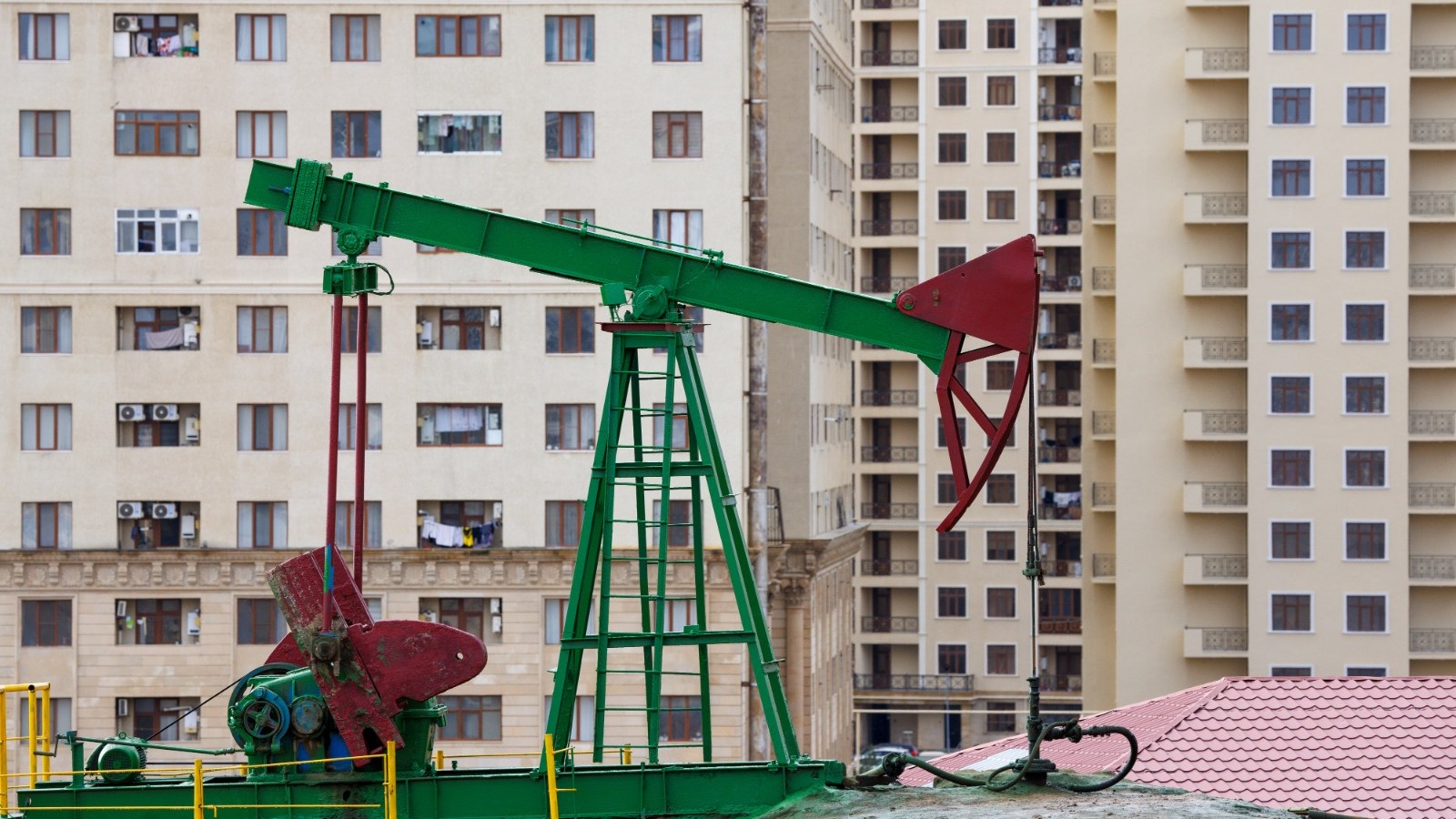 بيع عقود نفط ضخمة قبل تغريدة مفاوضات ترمب وإيران بدقائق.. هل كانت مقصودة؟ 