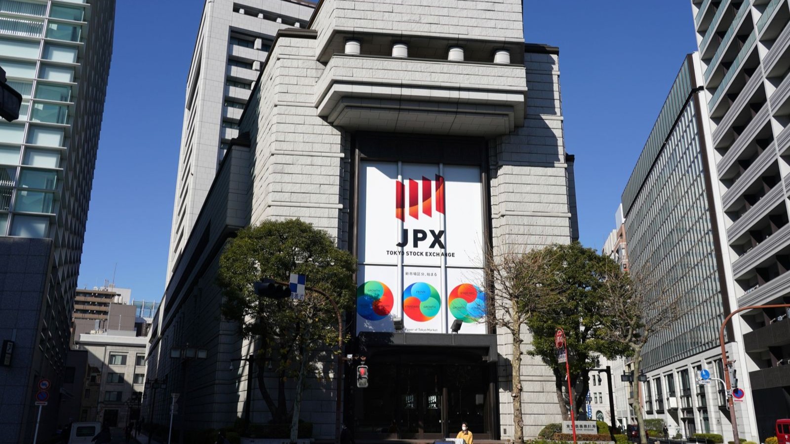 الأسواق العالمية تتراجع وسط تزايد الضبابية بشأن مسار الفائدة الأميركية 