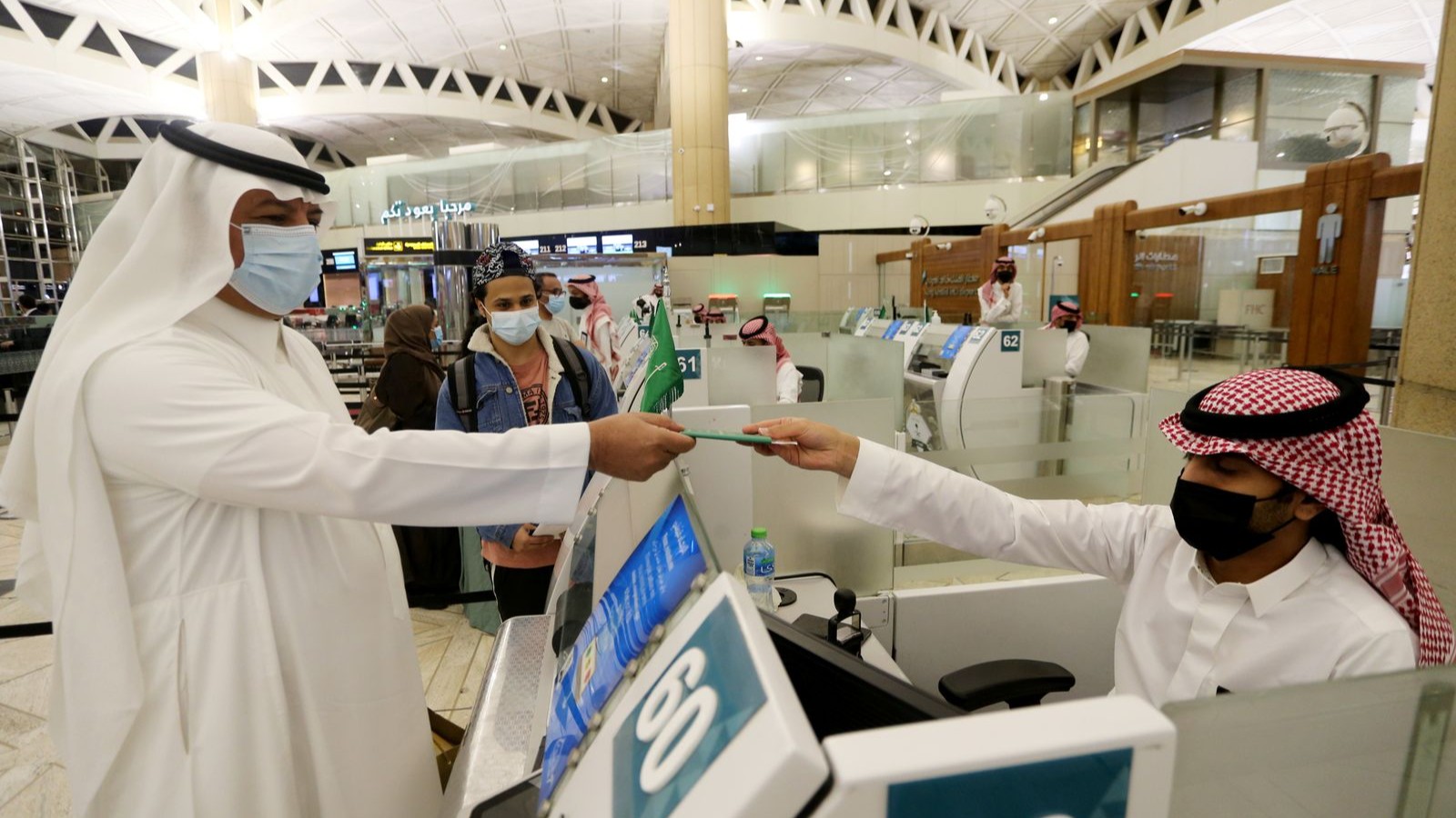 مطار الرياض يدعو الركاب للتحقق من حالة سفرهم وسط إلغاء رحلات 