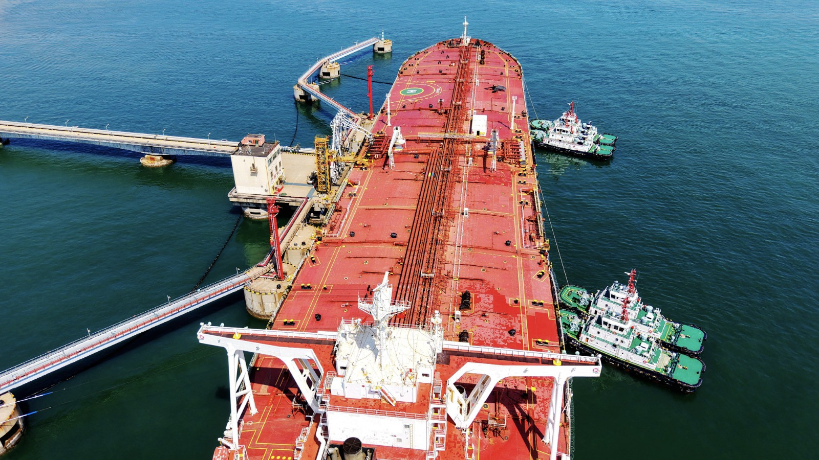 3 ناقلات نفط عملاقة تتحرك لعبور مضيق هرمز 