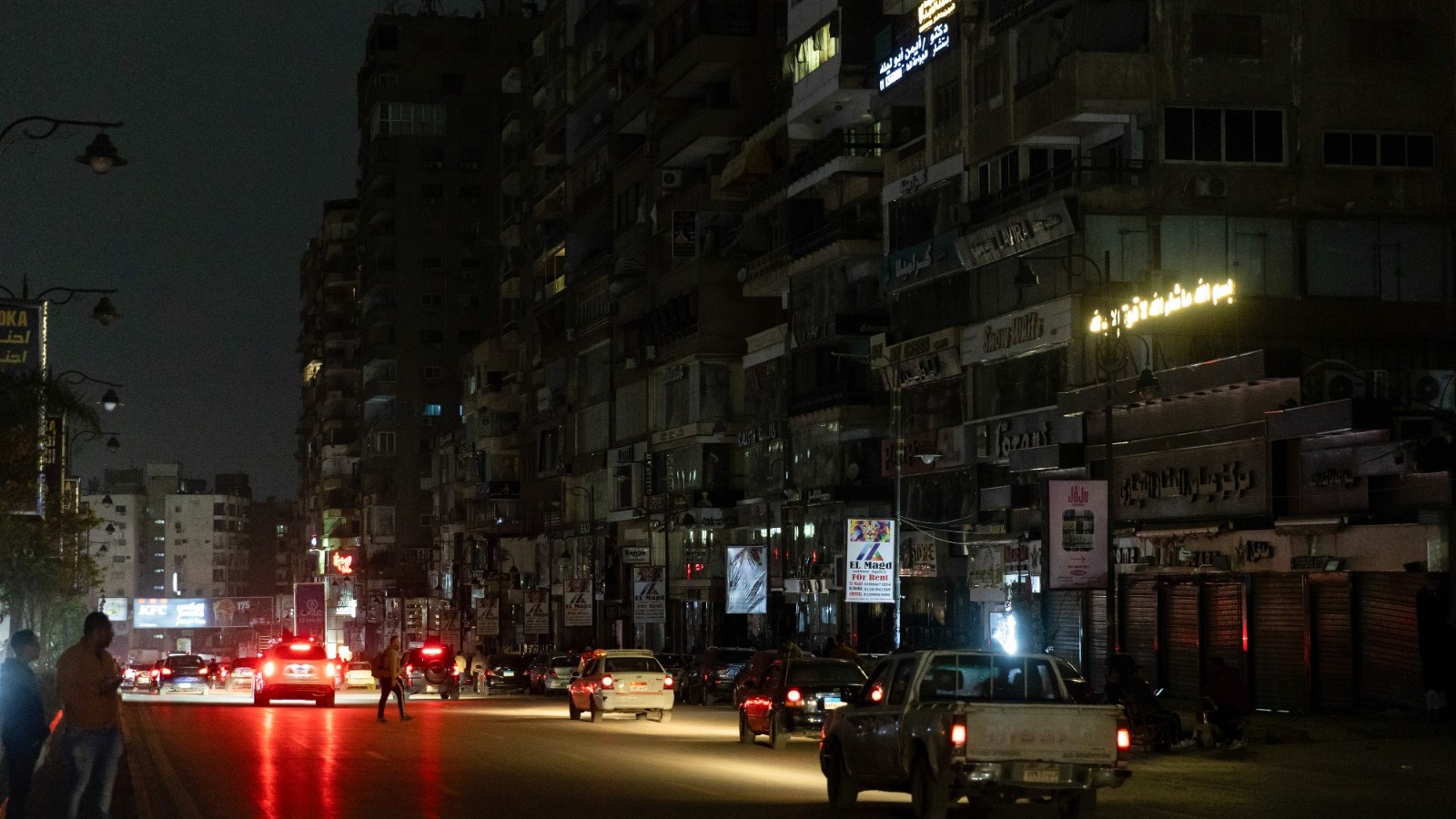 من استخدام السلالم لتقليل فترة الاستحمام.. هكذا يواجه العالم صدمة الطاقة بكل الطرق 