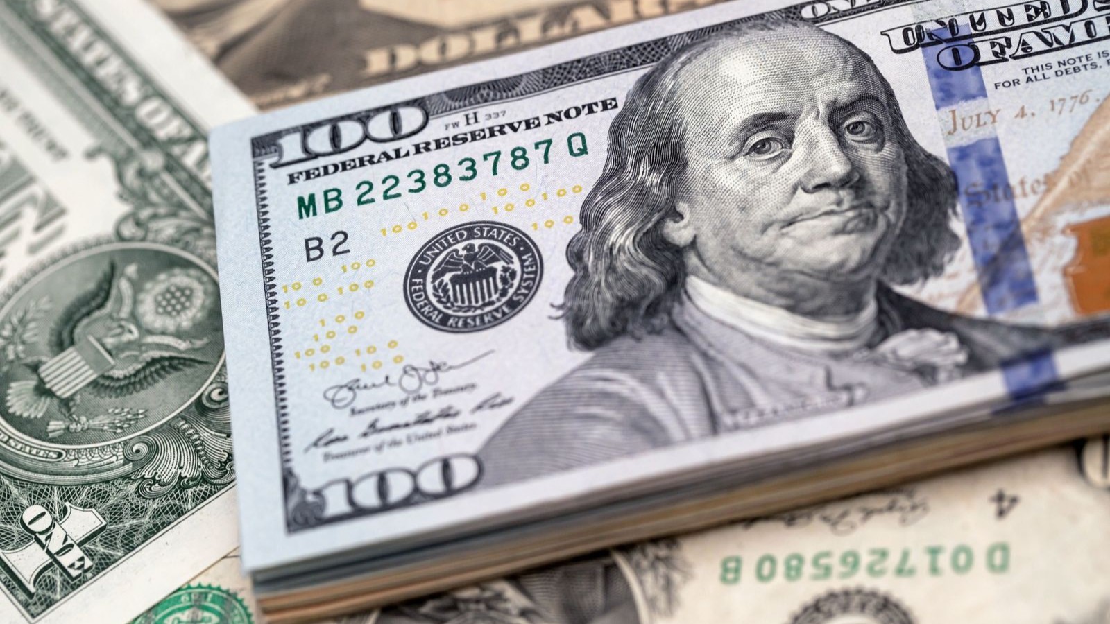 الدولار يسجل أسوأ أداء سنوي منذ 2017 مع توقعات بمزيد من الضعف 