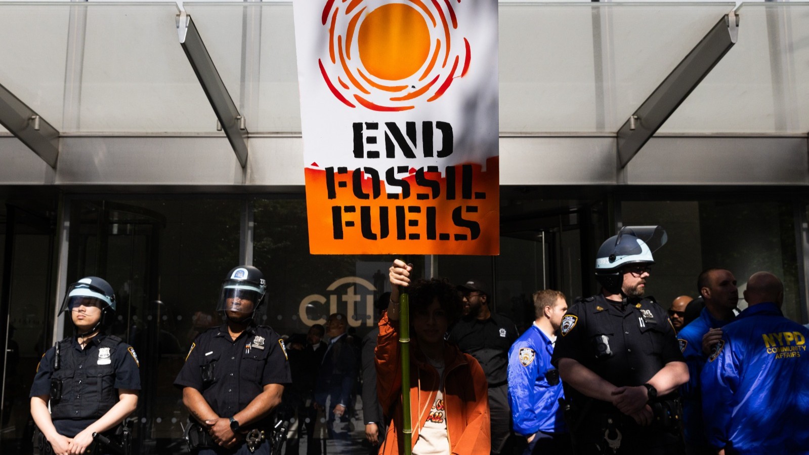 صفقات النفط في quot;وول ستريتquot; تدفع نشطاء المناخ إلى تبنّي أساليب جديدة 